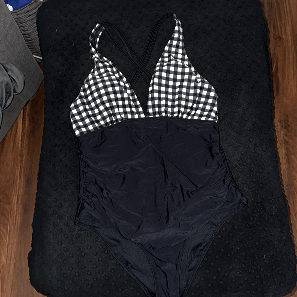 Cupshe one piece swimsuit, cross straps back